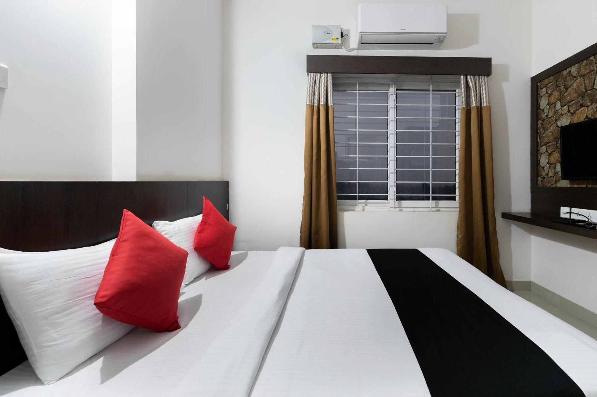 Hotel Super Collection O Nirvikalpa Ullāl Exteriér fotografie