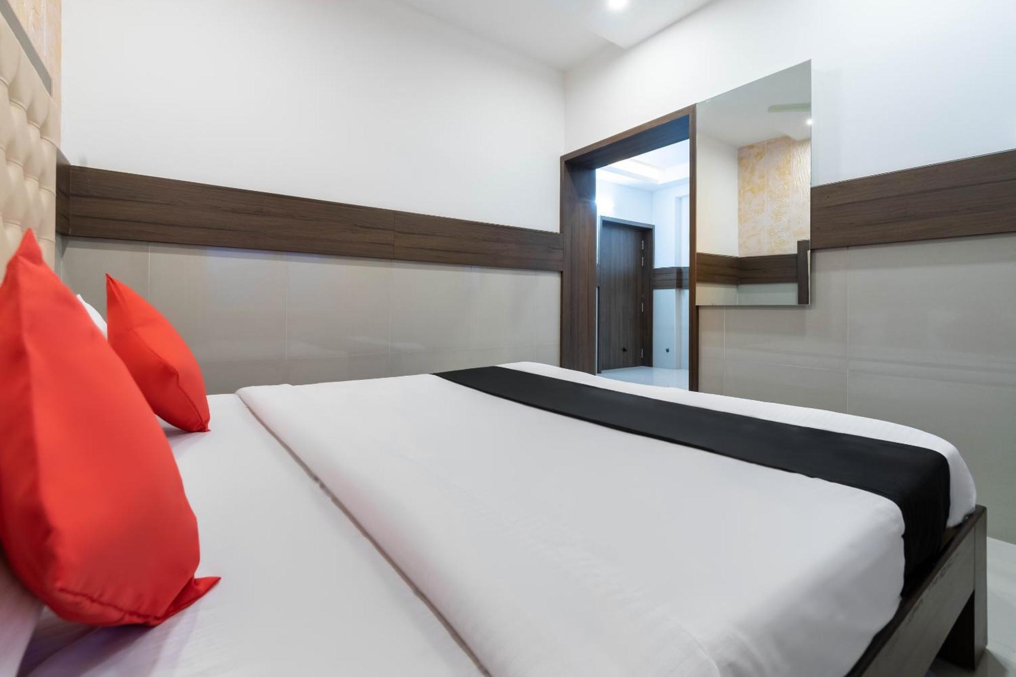 Hotel Super Collection O Nirvikalpa Ullāl Exteriér fotografie